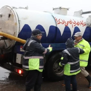 أمطار غزيرة تغرق شوارع الإسكندرية وفرق الصرف الصحي تكثف عمليات سحب المياه